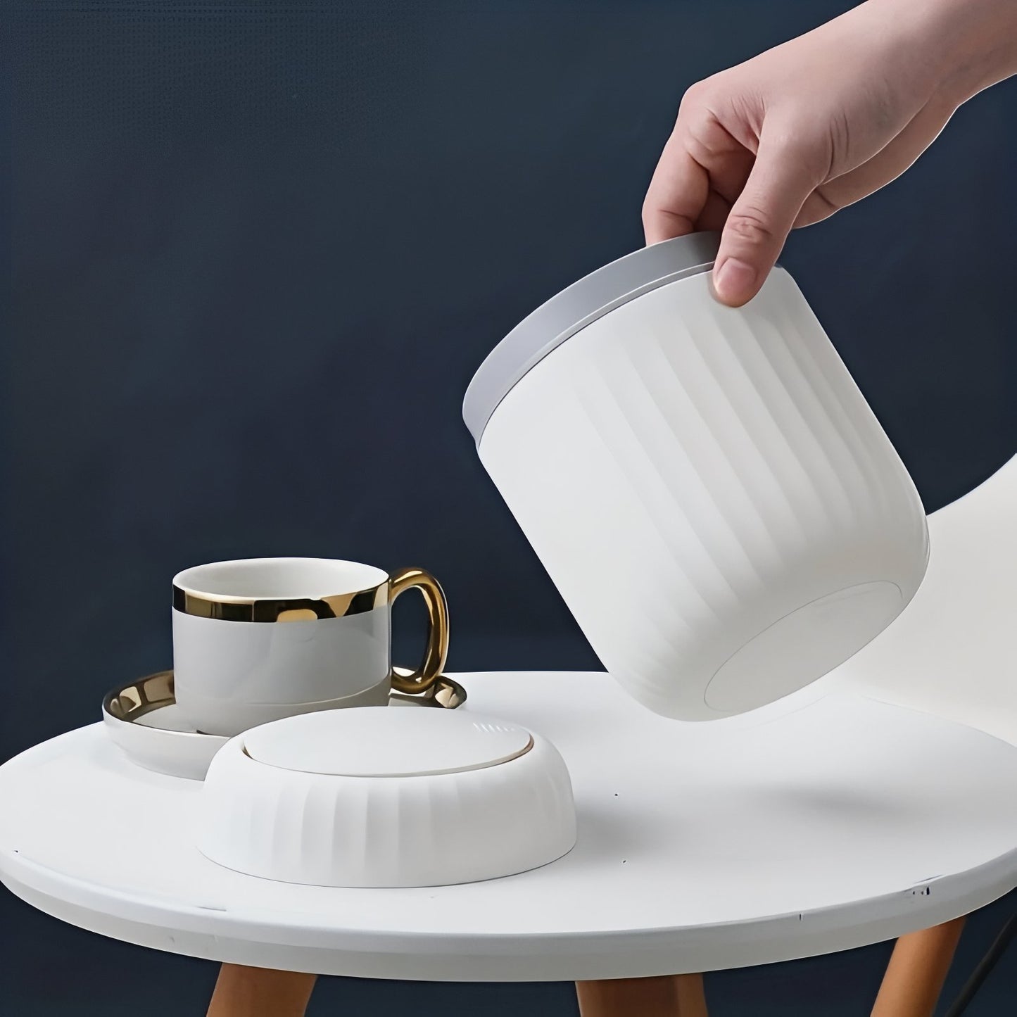 Poubelle Compacte Avec Couvercle En Relief Minimaliste