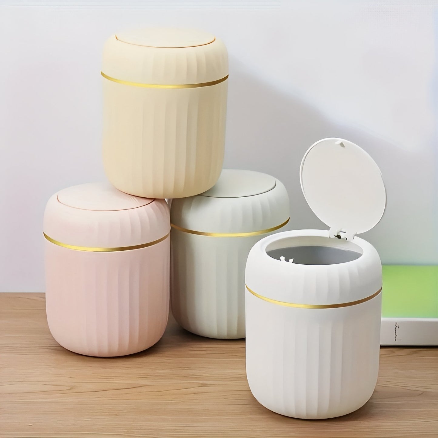 Poubelle Compacte Avec Couvercle En Relief Minimaliste