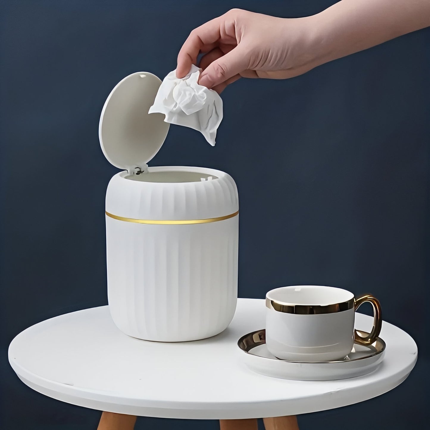 Poubelle Compacte Avec Couvercle En Relief Minimaliste