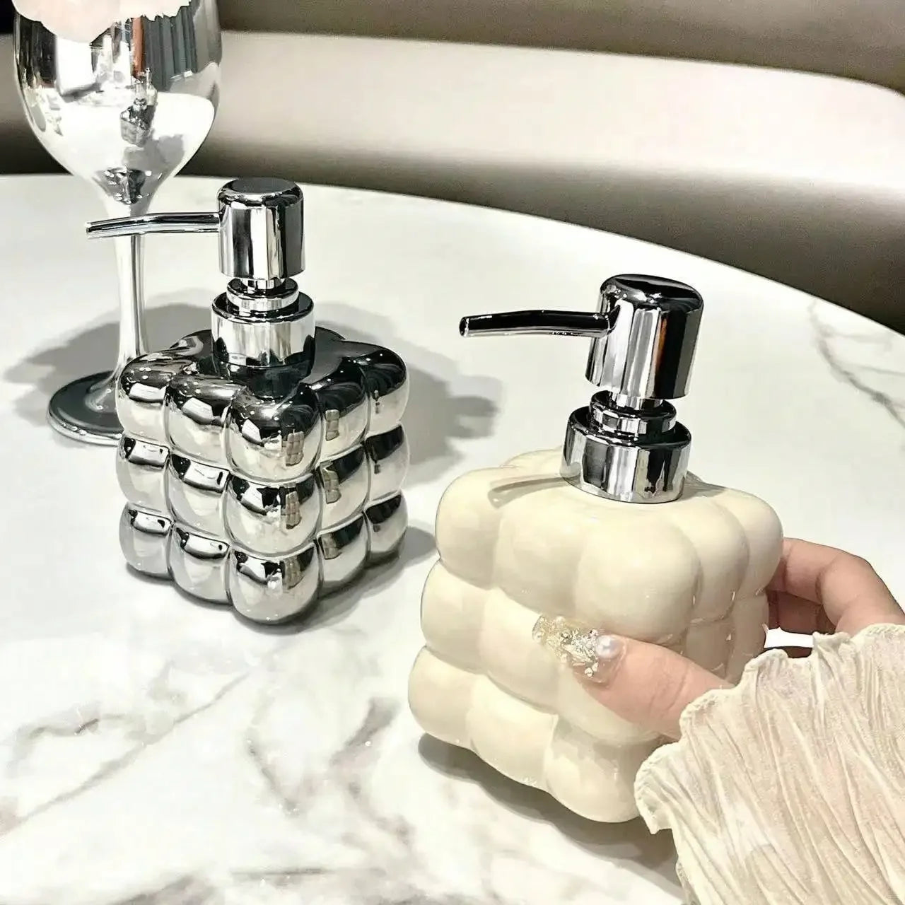 Distributeur De Savon Moderne En Relief - Design Bulles Chromées Et Céramique Éclatante 300ml
