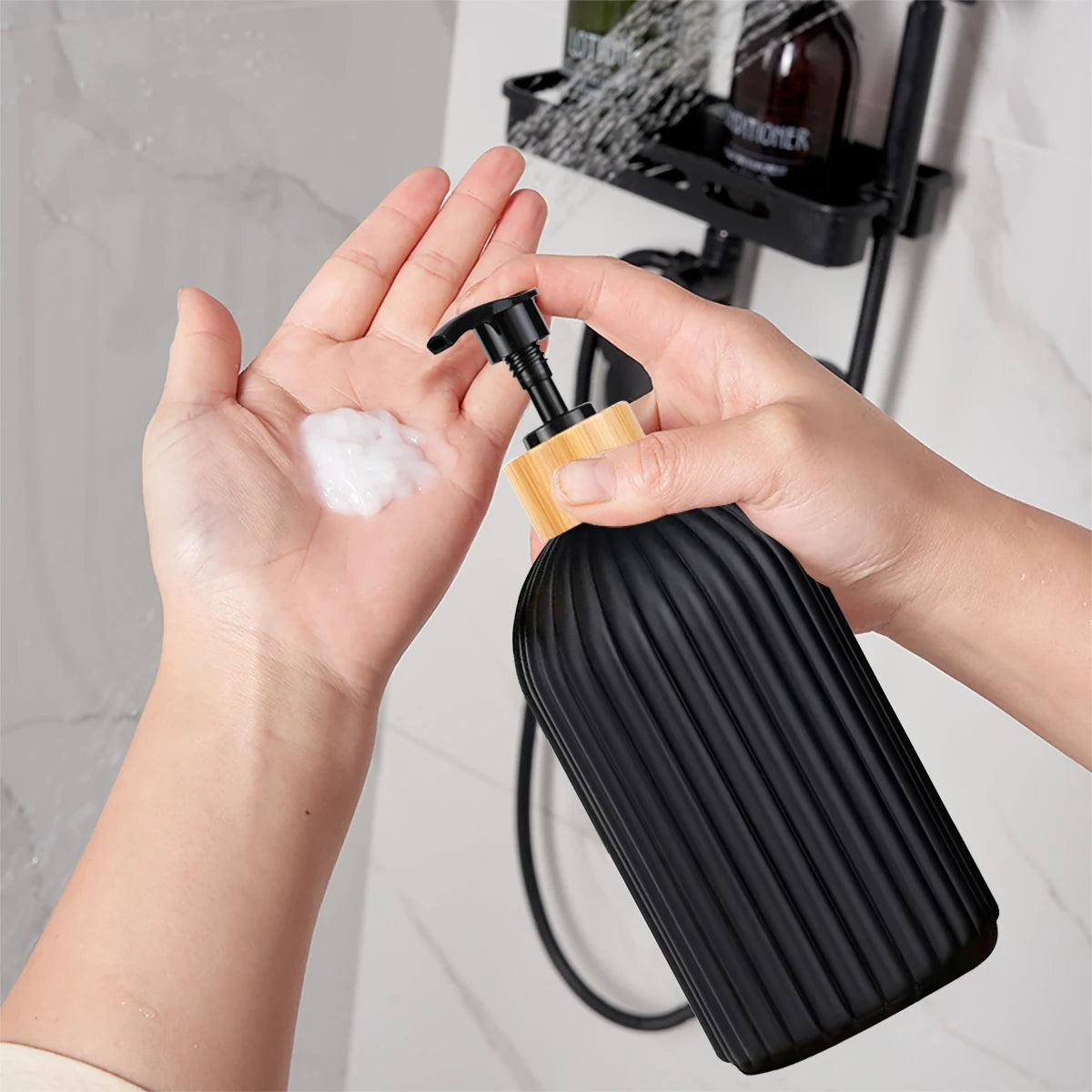 Kit Accessoires Salle De Bain Noir Épuré Avec Détails En Bambou