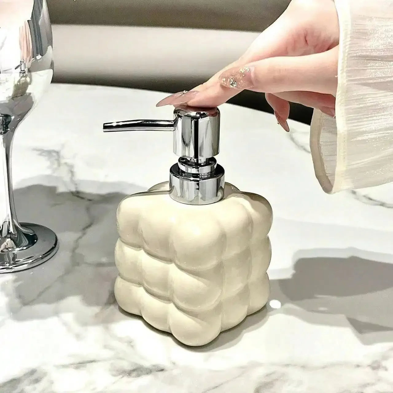 Distributeur De Savon Moderne En Relief - Design Bulles Chromées Et Céramique Éclatante 300ml
