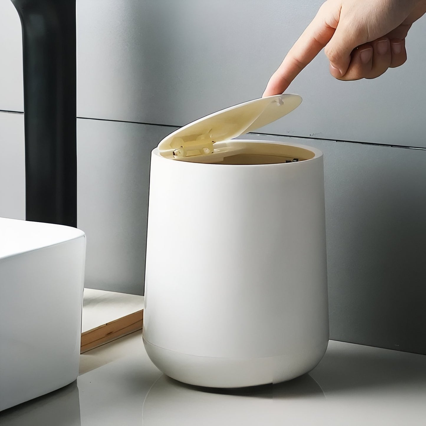 Poubelle Blanche À Couvercle Rabattable Pour Toilette Et Salle De Bain